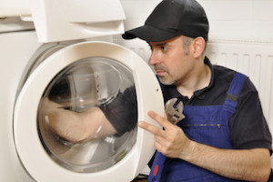 Handwerker repariert Waschmaschine